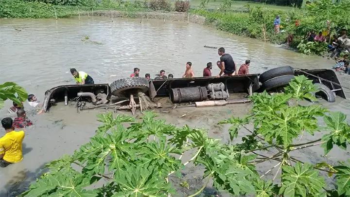 নিয়ন্ত্রণ_হারিয়ে_পুকুরে_যাত্রীবাহী_বাস_নিহত_১৩